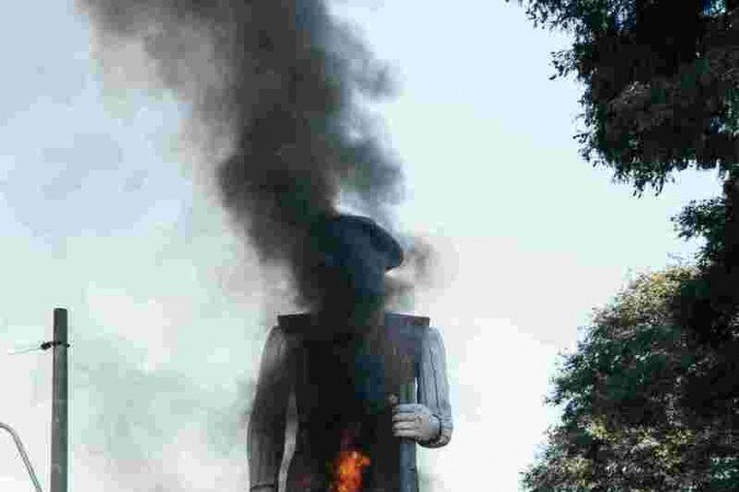 Manifestantes colocam fogo em estátua de Borba Gato em SP
