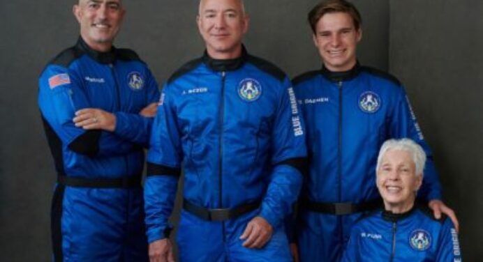 Bilionário Jeff Bezos viaja ao espaço com sucesso